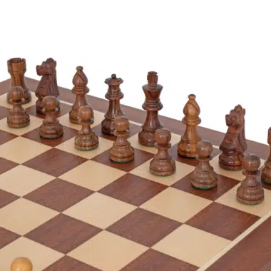Ensemble French Knight Echiquier en Bois d'Acajou et Erable, Jeu d'Echecs en Bois de Rose Doré et Buis & Coffret de Rangement en Bois de Bouleau
