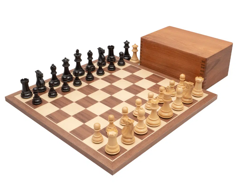 Conjunto Competição Tabuleiro de Xadrez em Madeira de Nogueira e Ácer, Jogo de Xadrez em Madeira de Buxo & Caixa de Arrumação em Madeira de Pau-Rosa Dourado