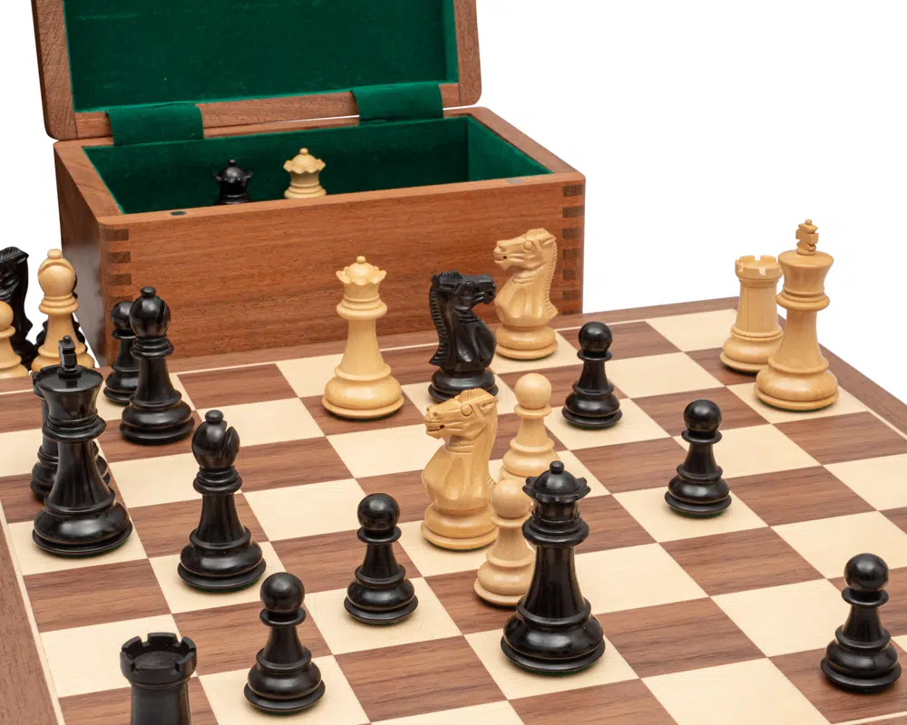 Conjunto Competição Tabuleiro de Xadrez em Madeira de Nogueira e Ácer, Jogo de Xadrez em Madeira de Buxo & Caixa de Arrumação em Madeira de Pau-Rosa Dourado - Image 2