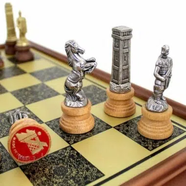 Alternative view of Conjunto Romanos vs Bárbaros II Tabuleiro de Xadrez com Pé em Madeira Maciça Efeito Latão & Jogo de Xadrez em Metal e Madeira Maciça