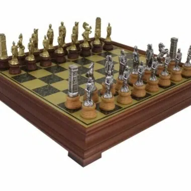 Conjunto Romanos vs Bárbaros II Tabuleiro de Xadrez com Pé em Madeira Maciça Efeito Latão & Jogo de Xadrez em Metal e Madeira Maciça