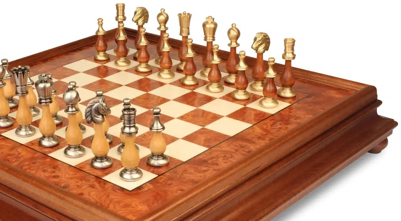 Conjunto Oriental Olmo Tabuleiro de Xadrez com Pé em Madeira de Olmo com Gaveta de Arrumação & Jogo de Xadrez em Madeira e Latão Maciço - Image 4