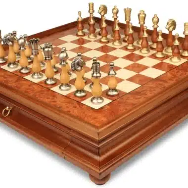 Conjunto Oriental Olmo Tabuleiro de Xadrez com Pé em Madeira de Olmo com Gaveta de Arrumação & Jogo de Xadrez em Madeira e Latão Maciço