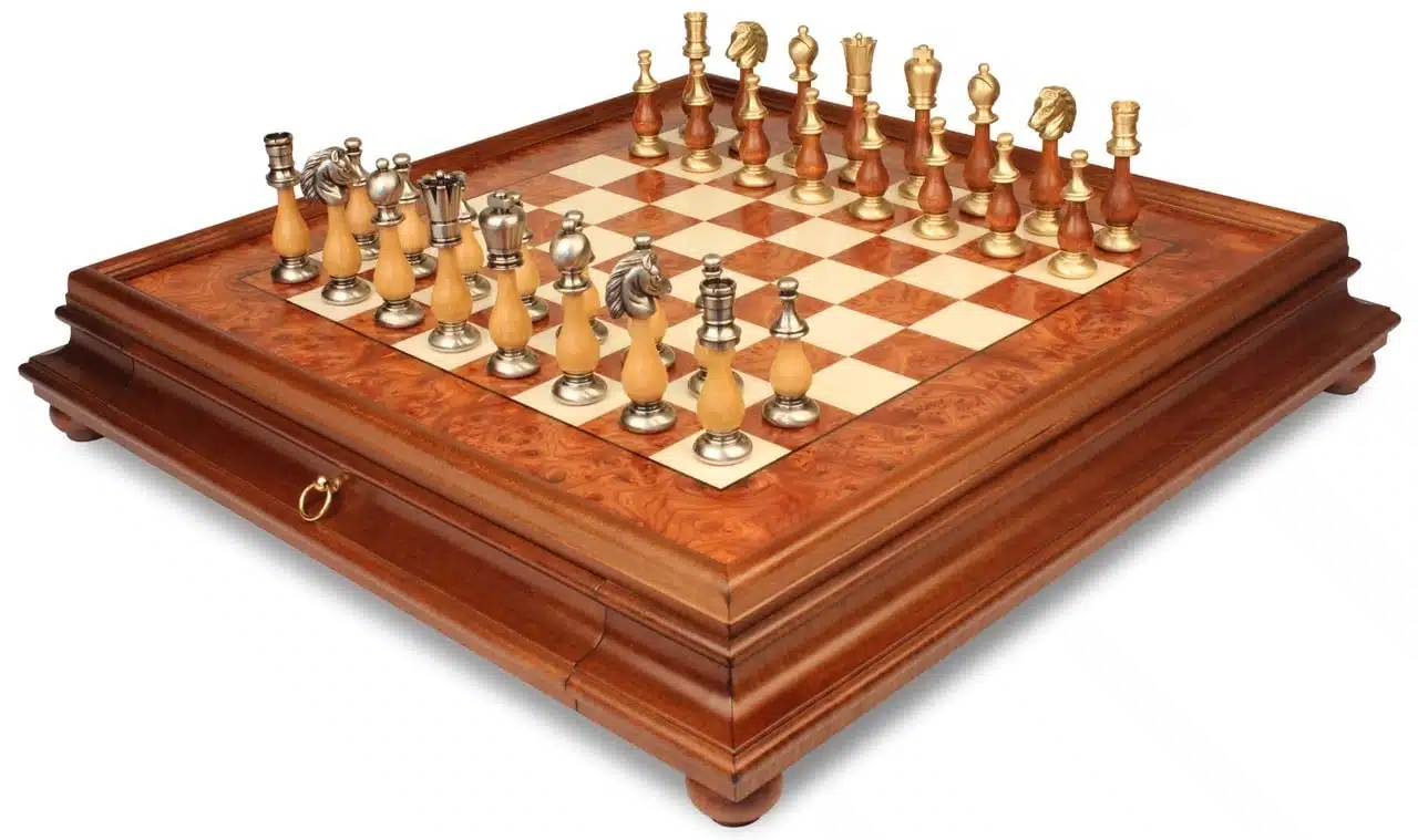 Conjunto Oriental Olmo Tabuleiro de Xadrez com Pé em Madeira de Olmo com Gaveta de Arrumação & Jogo de Xadrez em Madeira e Latão Maciço
