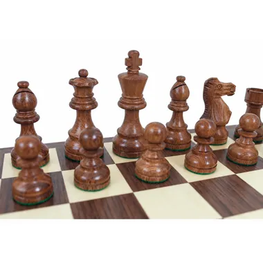 Peças Classic VII em madeira dourada: rei, dama, bispo e peões no tabuleiro