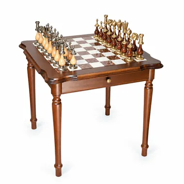 Mesa de jogo em madeira com tabuleiro de alabastro e peças em latão maciço