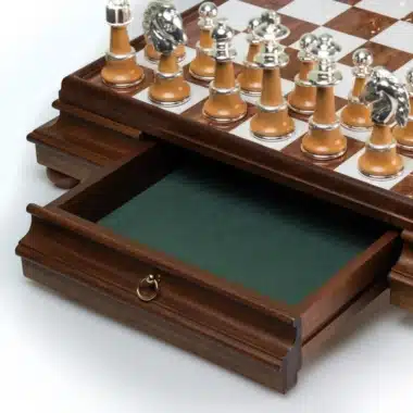 Alternative view of Conjunto Staunton XL III Tabuleiro de Xadrez com Pé em Madeira Maciça e Tampo em Alabastro da Toscana com Gaveta de Arrumação & Jogo de Xadrez em Madeira e Latão Banhado a Ouro e Prata
