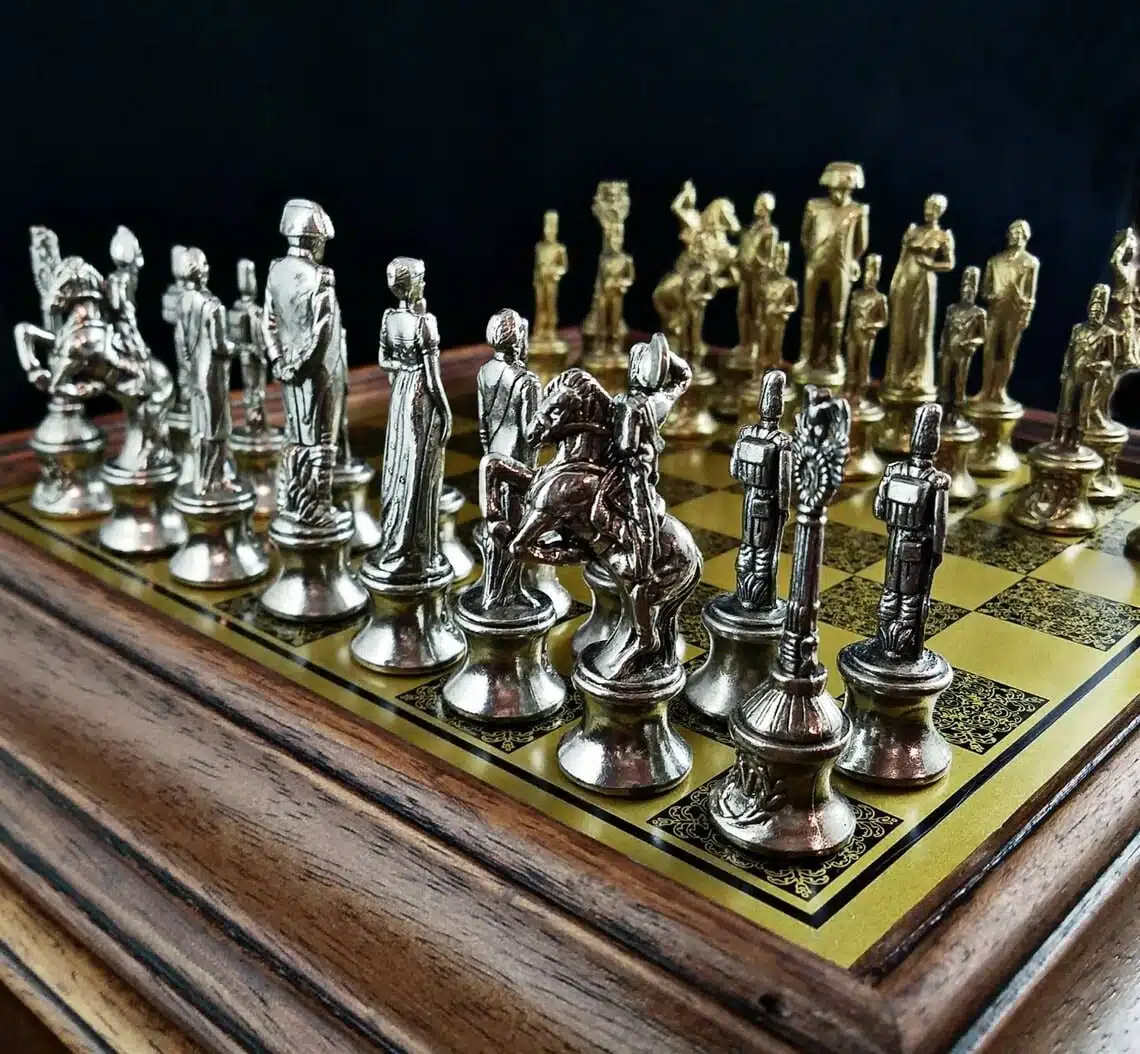 Conjunto Grande Napoleão IV Tabuleiro de Xadrez em Madeira Original e Jogo de Xadrez em Metal - Image 7