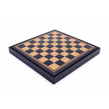 Tabuleiro de xadrez em couro sintético dourado e azul fechado, visto em perspetiva com a caixa