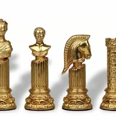 Pièces d'échecs romaines dorées à colonnes, détail roi, reine, cavalier et tour