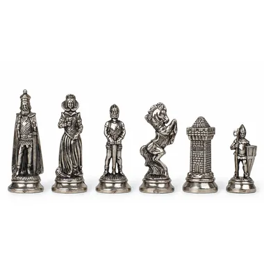 Peças de xadrez Mary Stuart em metal prateado, pormenor da dama e do cavalo