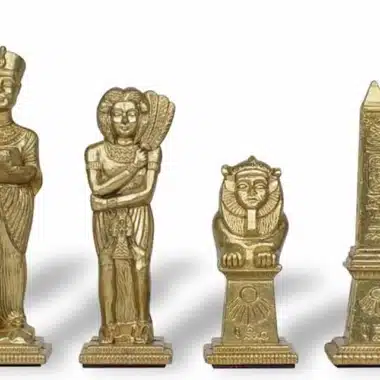 Peças de xadrez douradas de temática egípcia, rei, dama, esfinge e obelisco