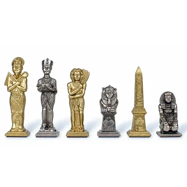 Peças egípcias em metal dourado e prateado, rei, dama, torre e obelisco