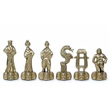 Peças de xadrez Samurai em metal dourado, pormenor do rei, dragão e torre