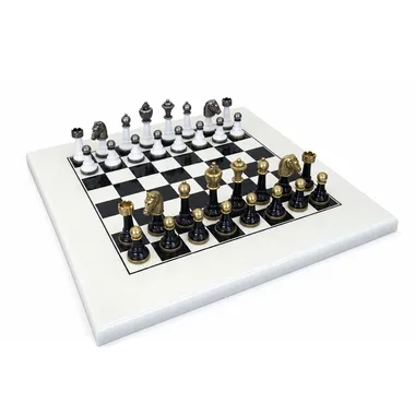 Jogo de xadrez Staunton completo com tabuleiro lacado e peças metálicas douradas e prateadas
