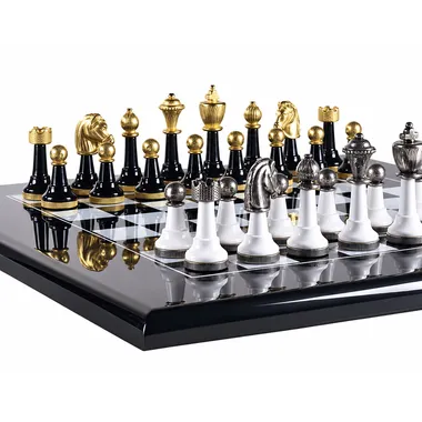 Peças de metal lacado preto e branco Staunton Design II vistas de lado no tabuleiro