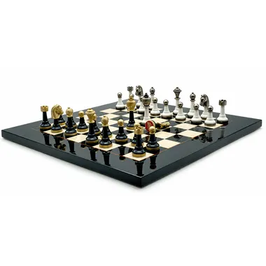 Tabuleiro de ácer com peças Staunton Design IV, vista aproximada do jogo em curso