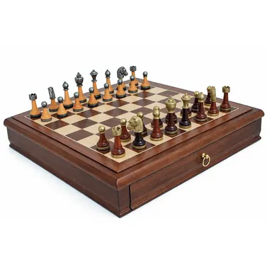 Conjunto Classic XIV visto de lado com peças de metal e madeira dispostas