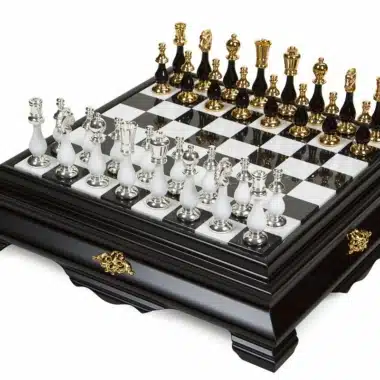 Conjunto Art Déco de Luxo Tabuleiro de Xadrez de Pé Preto e Branco em Madeira e Tampo em Mármore de Carrara com Arrumação e Jogo de Xadrez Preto e Branco Ouro 24 Quilates