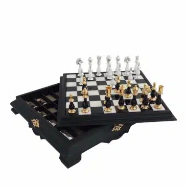 Alternative view of Conjunto Art Déco de Luxo Tabuleiro de Xadrez de Pé Preto e Branco em Madeira e Tampo em Mármore de Carrara com Arrumação e Jogo de Xadrez Preto e Branco Ouro 24 Quilates