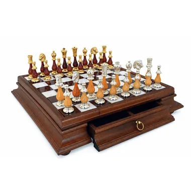 Conjunto "Large Oriental" Tabuleiro de Xadrez sobre Pé em Madeira Maciça e Tampo em Alabastro da Toscana com Gaveta de Arrumação & Jogo de Xadrez em Madeira e Latão Banhado a Ouro e Prata