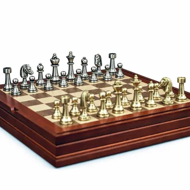 Jogo de xadrez Staunton completo com tabuleiro de madeira e peças de latão dourado e prateado