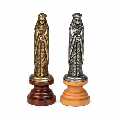 Peças de dama do jogo medieval, versões dourada e prateada lado a lado