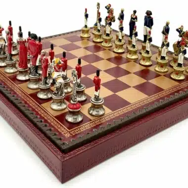 Conjunto Napoleão III Tabuleiro de Xadrez em Couro Sintético Vermelho e Jogo de Xadrez em Metal Pintado à Mão