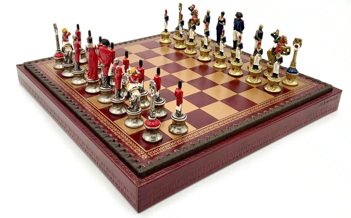 Conjunto Napoleão III Tabuleiro de Xadrez em Couro Sintético Vermelho e Jogo de Xadrez em Metal Pintado à Mão