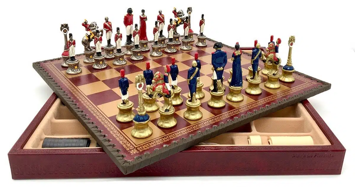 Conjunto Napoleão III Tabuleiro de Xadrez em Couro Sintético Vermelho e Jogo de Xadrez em Metal Pintado à Mão - Image 2