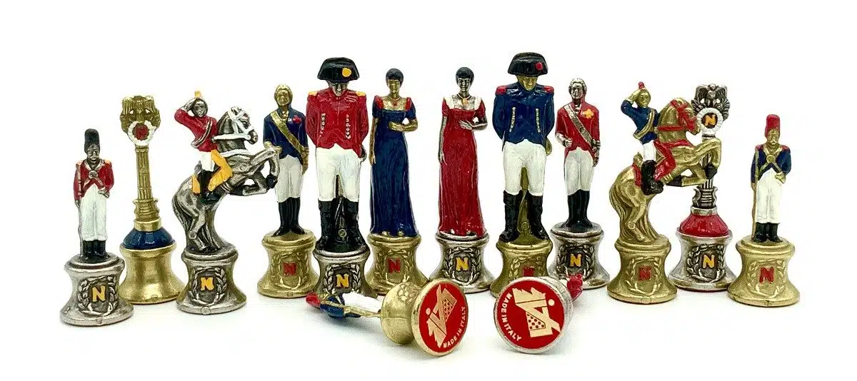 Conjunto Napoleão III Tabuleiro de Xadrez em Couro Sintético Vermelho e Jogo de Xadrez em Metal Pintado à Mão - Image 3
