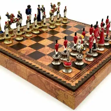 Jogo de xadrez Napoleão III, peças pintadas e tabuleiro em estilo mapa antigo