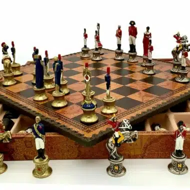 Peças Napoleão III dispostas no tabuleiro, caixa aberta ao fundo