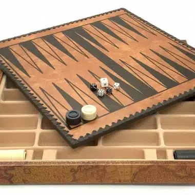 Tabuleiro de gamão aberto com dados, peças e compartimentos de arrumação integrados