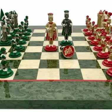 Alternative view of Conjunto Camelot Rei Artur V Tabuleiro de Xadrez em Madeira de Ácer Verde-Oliva & Jogo de Xadrez em Metal Maciço Pintado à Mão