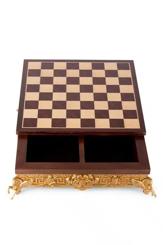 Tabuleiro de Xadrez com Pé em Metal Dourado e Tampo em Madeira Maciça com Compartimento de Arrumação - Image 2