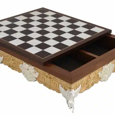 Tabuleiro de Xadrez com Pé em Metal Dourado e Madeira Maciça com Compartimento de Arrumação