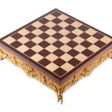 Tabuleiro de Xadrez com Pé em Metal Dourado e Tampo em Madeira Maciça com Compartimento de Arrumação
