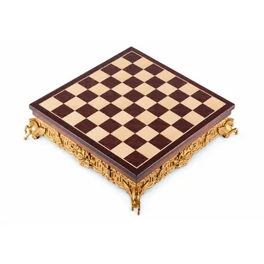 Tabuleiro de xadrez em madeira com marchetaria sobre pé de metal dourado