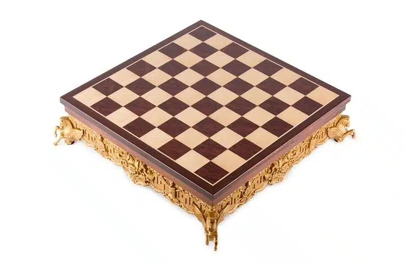 Tabuleiro de Xadrez com Pé em Metal Dourado e Tampo em Madeira Maciça com Compartimento de Arrumação