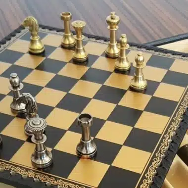 Alternative view of Conjunto Mignon II Tabuleiro em Pele Sintética com Compartimento de Arrumação & Jogo de Xadrez em Latão Maciço