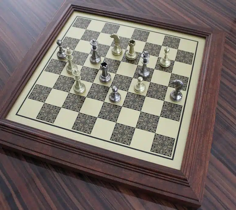 Conjunto Mignon Flower III Tabuleiro de Xadrez com Pé em Madeira Maciça Efeito Latão e Jogo de Xadrez em Metal Maciço - Image 3