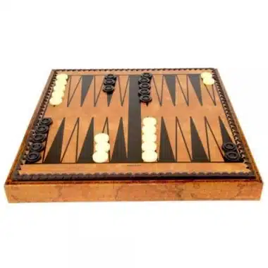 Tabuleiro de marchetaria com jogo de gamão montado, peças pretas e brancas colocadas