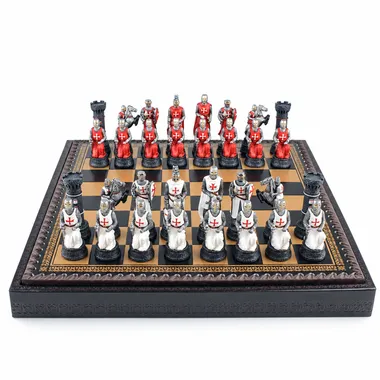 Ensemble Templier II sur échiquier similicuir noir, pièces en résine peintes