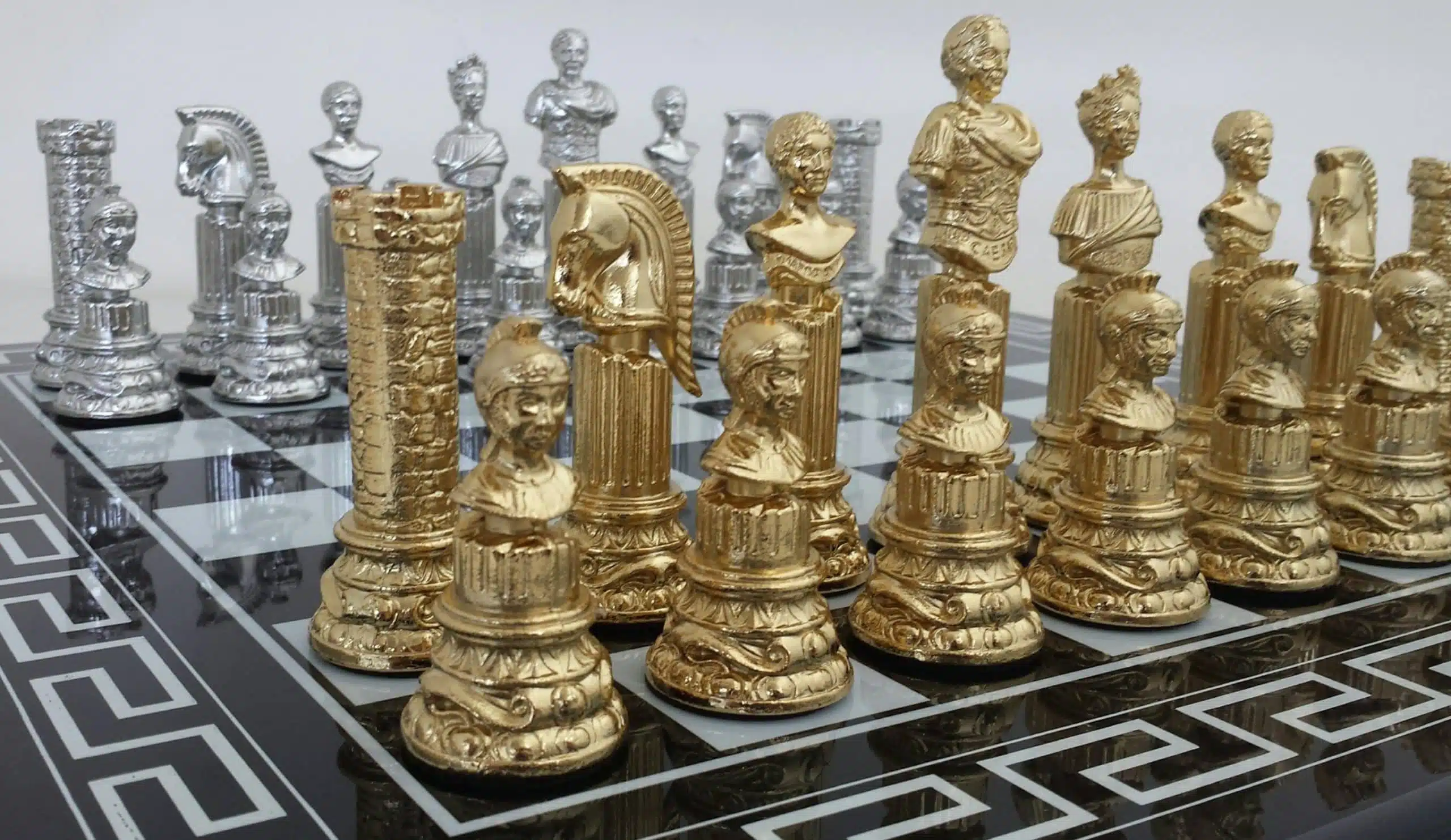 Jogo de Xadrez em Metal Banhado a Ouro e Prata Coluna Romana - Image 12
