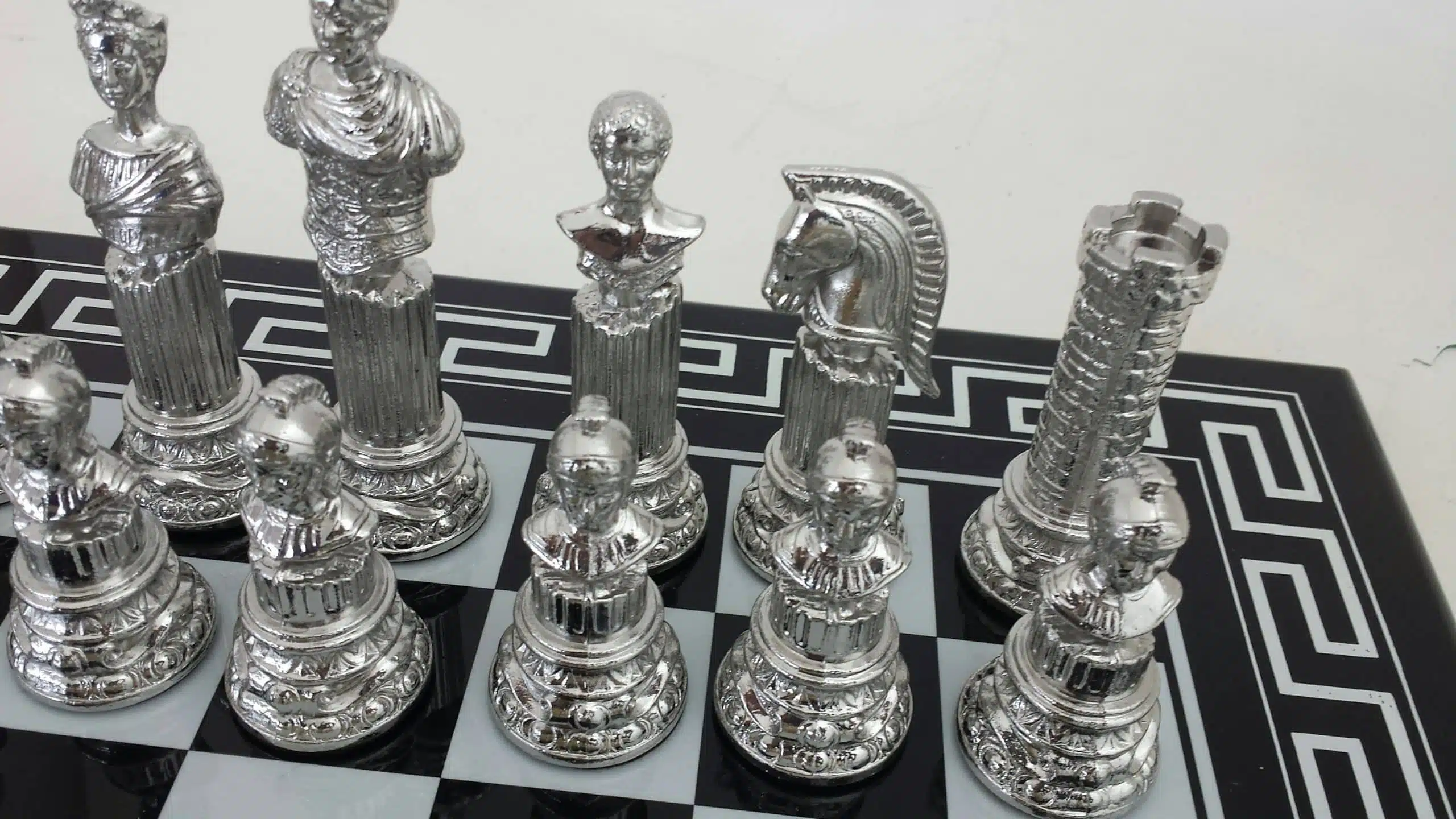 Jogo de Xadrez em Metal Banhado a Ouro e Prata Coluna Romana - Image 13