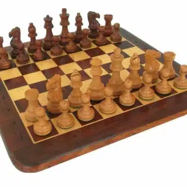 Conjunto Classic Tabuleiro Alfanumérico em Pau-Rosa Dourado & Jogo de Xadrez em Pau-Rosa Dourado