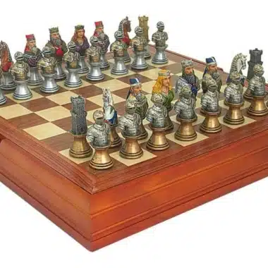 Conjunto Busto Medieval Tabuleiro de Xadrez em Madeira de Ácer e Nogueira & Jogo de Xadrez em Resina Pintado à Mão