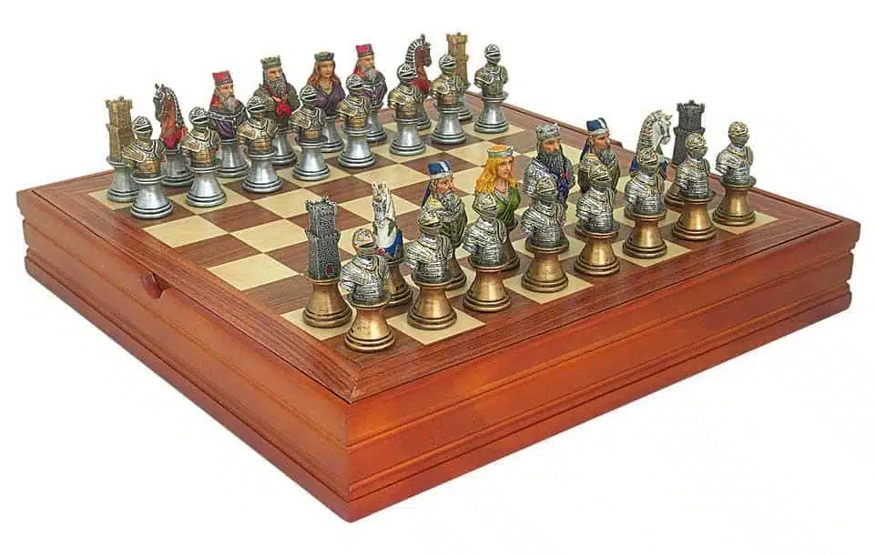 Conjunto Busto Medieval Tabuleiro de Xadrez em Madeira de Ácer e Nogueira & Jogo de Xadrez em Resina Pintado à Mão
