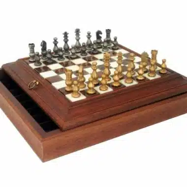 Conjunto Estilo Francês Tabuleiro de Xadrez em Madeira Maciça e Tampo em Alabastro com Compartimento de Arrumação & Jogo de Xadrez em Latão Maciço